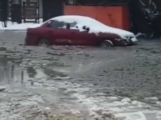 Из-за дождей со снегом в Рязани затопило улицу Окскую