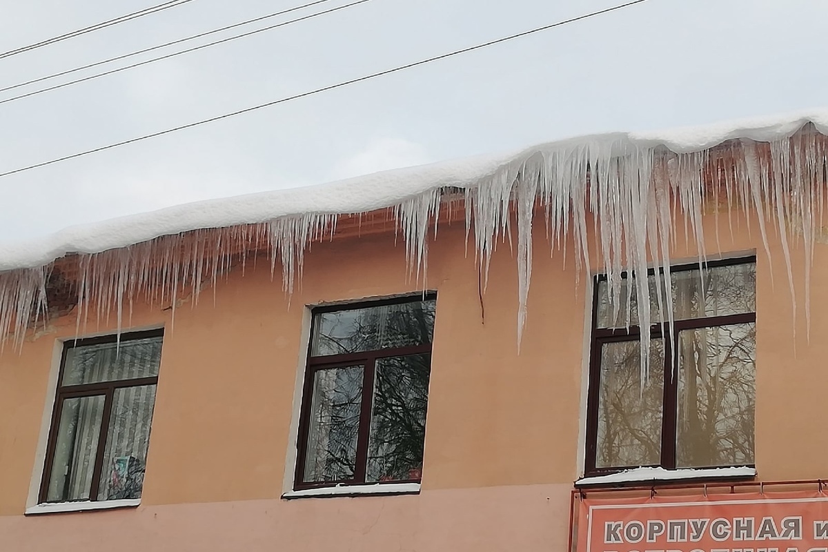 Выросли сосульки. Метровые сосульки на доме. На крышах домов выросли сосульки. Февраль на крышах домов выросли сосульки. Шерсть растет на доме удасы.