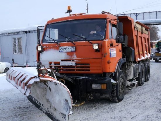 В Ижевске 82 единицы техники вышли на расчистку снега