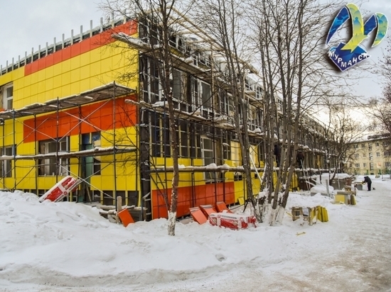 В Мурманске продолжается капремонт фасада детсада №73, но с опозданием