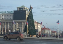 Коммунальные службы продолжают монтаж огромной новогодней ёлки на центральной площади столицы ДНР