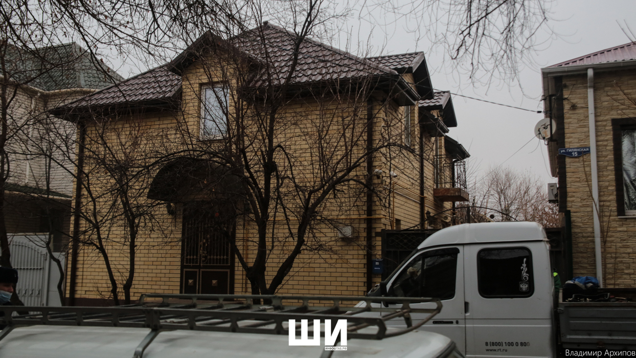 Как в Астрахани начали сносить двухэтажный особняк: кадры слез и обиды 