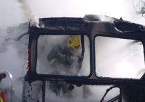 Автобус на полном ходу загорелся во время рейса в Калининском районе Петербурга. В нем было пять человек, никто не пострадал.