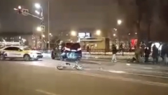 Такси в Москве сбило курьера на велосипеде