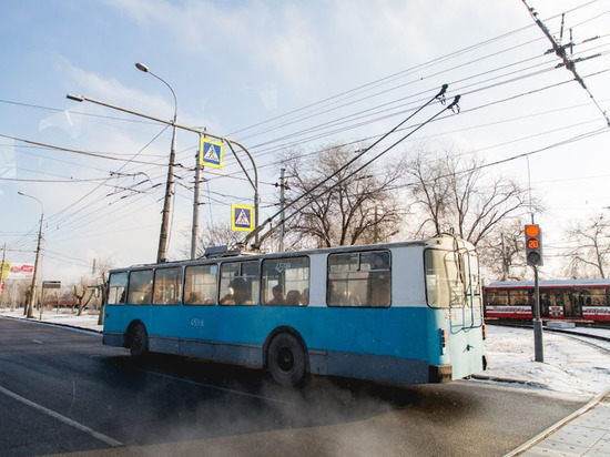 В Волгограде автомобиль врезался в троллейбус