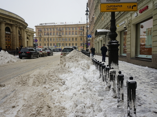 Петербургские школьники начали зарабатывать 250 рублей в час за помощь в уборке снега