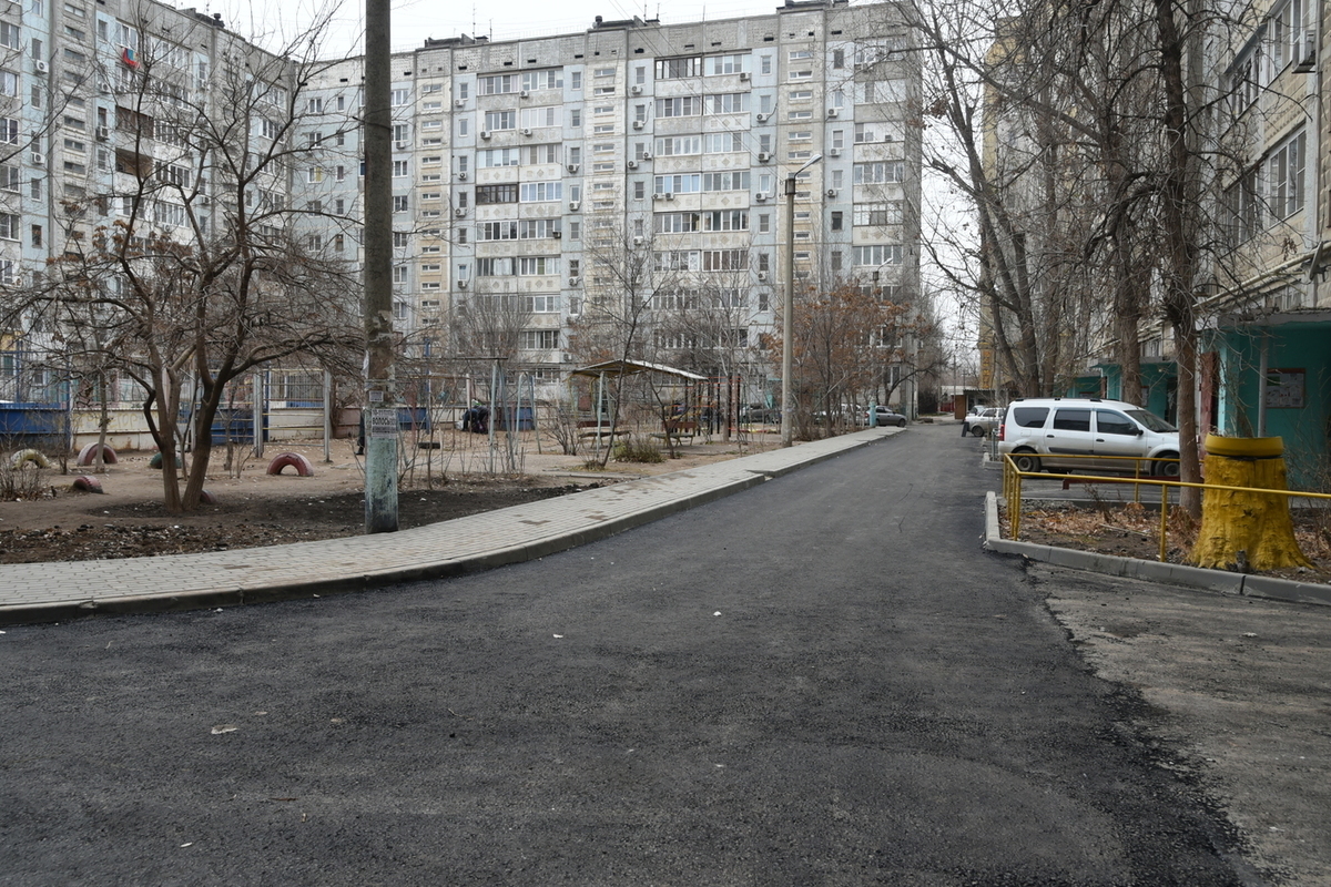 В Астрахани во дворах пяти многоэтажек продолжается капитальный ремонт - МК  Астрахань