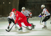 После небольшой паузы чемпионат России по хоккею с мячом среди команд суперлиги наконец-то возобновился