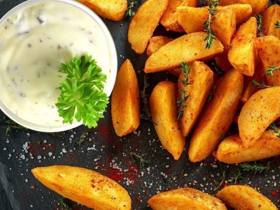 30 минут на кухне: забирайте рецепт картофеля по-деревенски с соусом