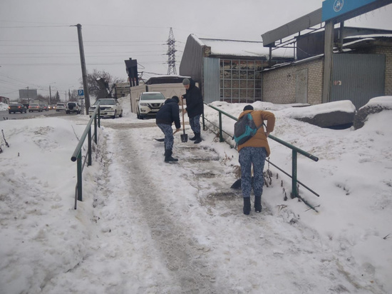 Барнаульские студенты вышли очищать улицы города от снега и наледи