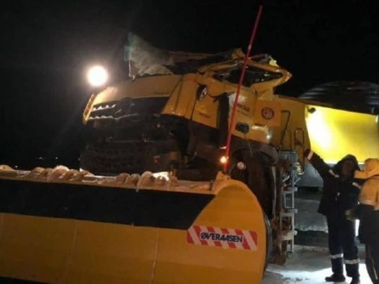 Водитель снегоуборочной машины протаранил самолёт Ил-76