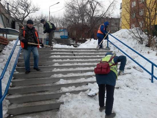 Во Владивостоке продолжается уборка снега