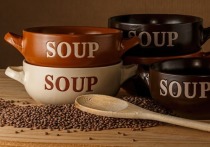 Американский диетолог Лорен Манакер назвала чечевичный суп одним из лучших блюд для снижения холестерина