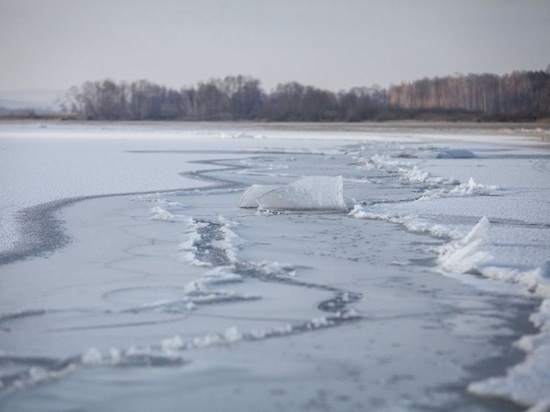 На водоемах Мурманской области лед тоньше нормы