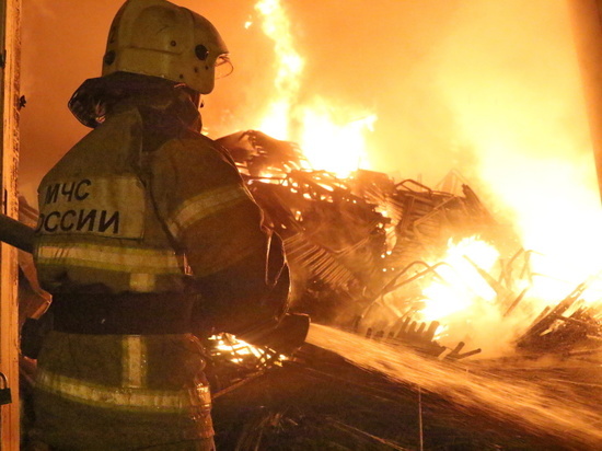 В Дальнегорске загорелось здание бывшей больницы