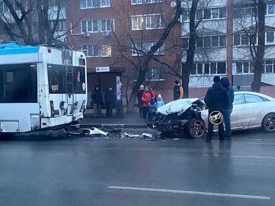 В Пензе на проспекте Победы троллейбус попал в ДТП с иномаркой