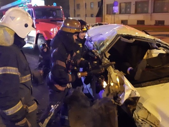 В Петербурге после ДТП сотрудникам МЧС пришлось тушить два автомобиля