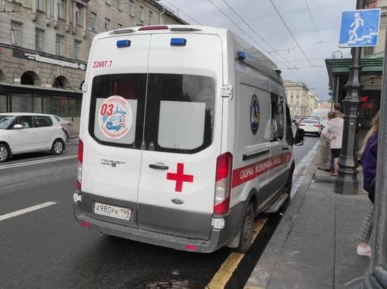 Двоих медиков госпитализировали после ДТП со скорой помощью на проспекте Обуховской обороны