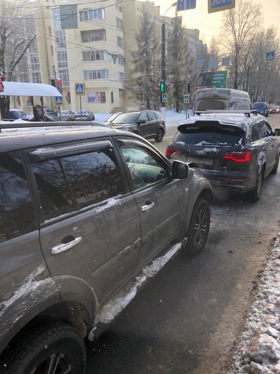 В Твери на светофоре столкнулись две иномарки