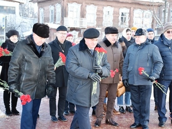 В День Героев Отечества костромской губернатор Сергей Ситников возложил цветы к обелиску на Аллее героев