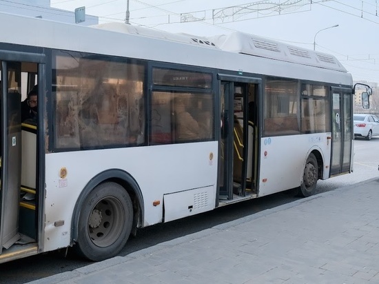 В автобусе на юге Волгограда пассажир избил женщину