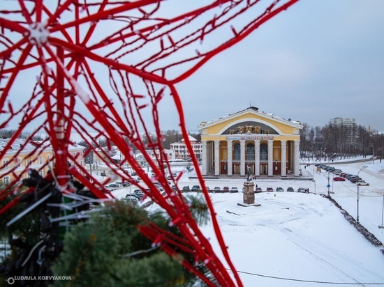 Вкус Нового года: 18-метровую елку в Петрозаводске наряжают к празднику