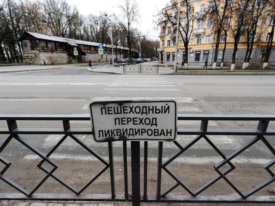 В Пскове восстановили пешеходный переход возле остановки «Летний сад»