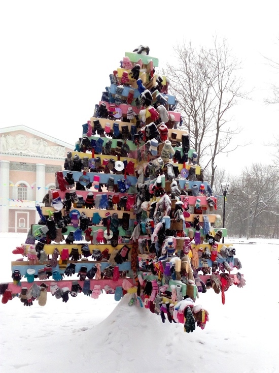 В Рыбинске набрали целую елку непарных варежек