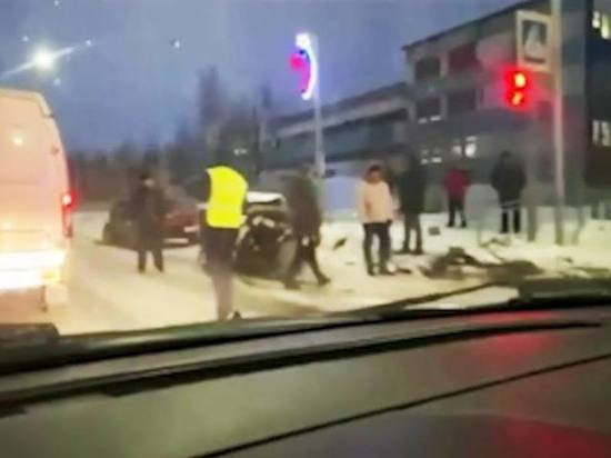 В ДТП у светофора в Надыме столкнулись две легковые машины