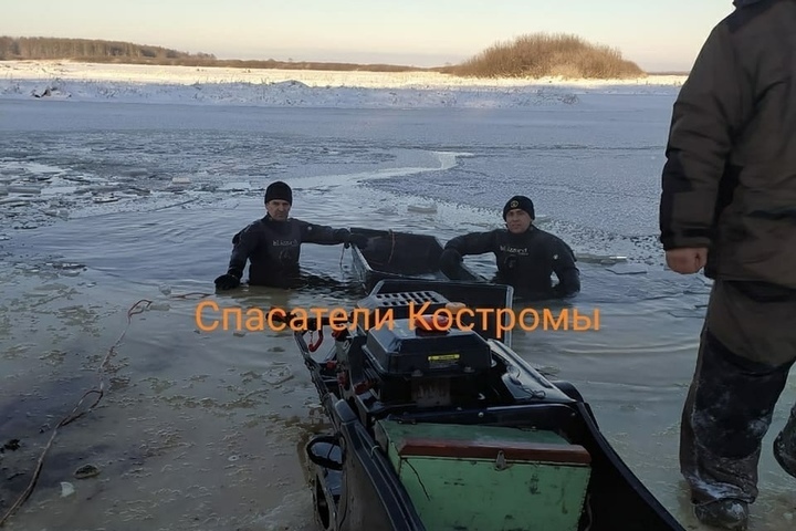 Костромские полыньи: спасатели вытащили из воды снегоход, на котором провалились под лед пьяные рыбаки