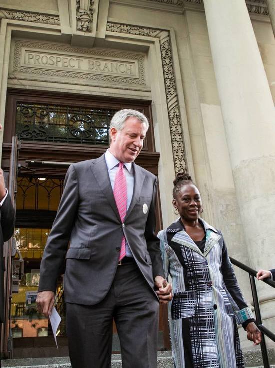 На прощание мэр решил сделать Нью-Йорку "доброе дело", грязут судебные тяжбы