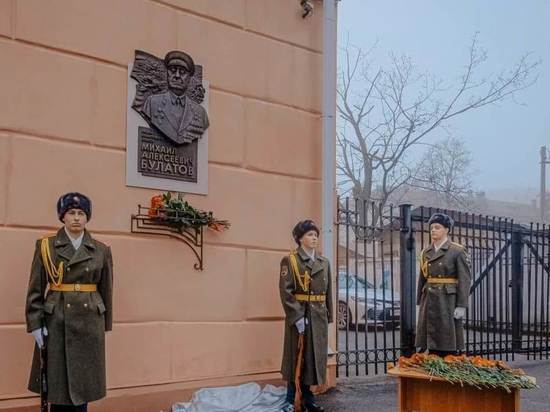 В Курске на здании лицея №6 открыли барельеф в память о Герое СССР Михаиле Булатове