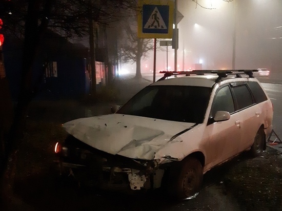В Курске в результате аварии автомобиль вылетел на тротуар