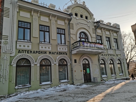 О богатой истории 130-летнего здания напоминает сохранившаяся надпись «аптекарскiй магазинъ»