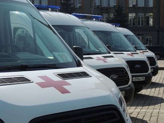 В столкновении скорой и Volvo в Екатеринбурге пострадали два человека