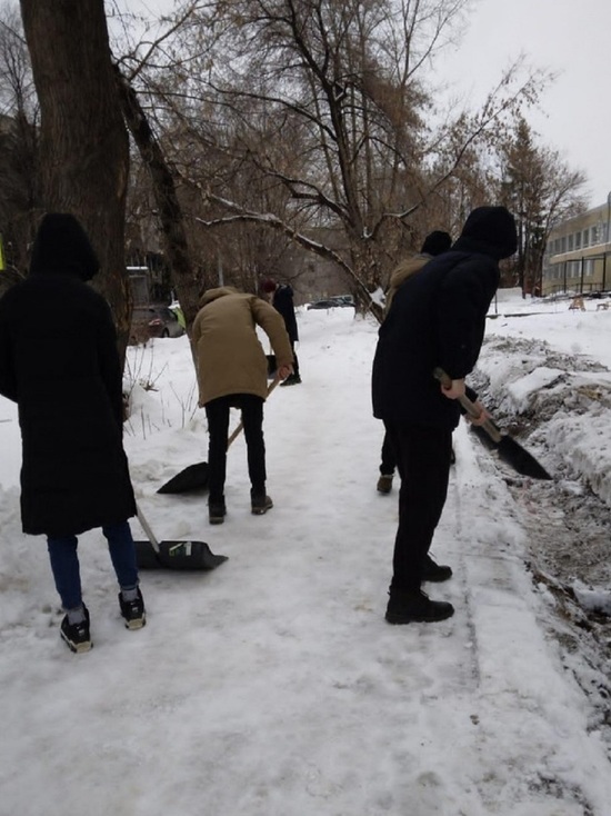 Студентов барнаульских вузов вывели на улицы убирать снег и наледь