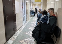 Житель Красноярска предлагает пациентам пунктов вакцинации отсидеть за них в очереди на прививку