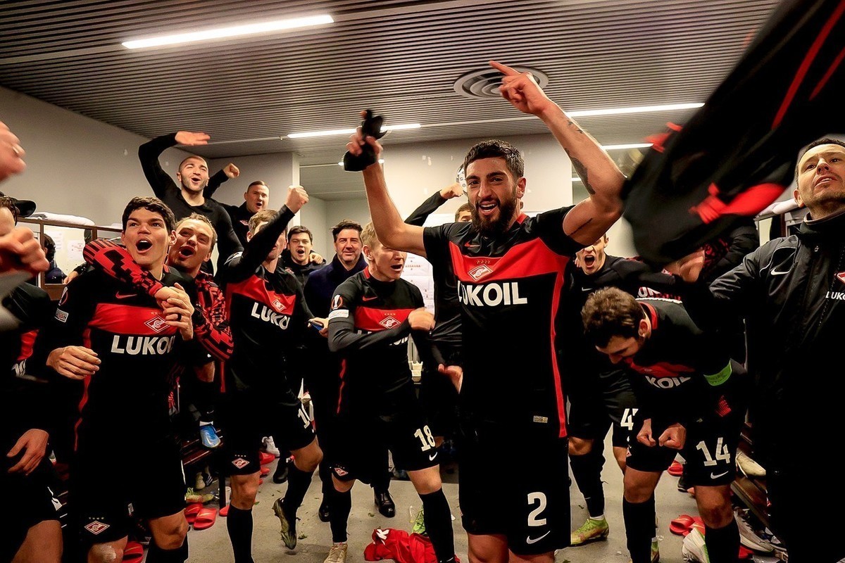 Российский футбол, возможно, выбирается из кризиса, но свет в конце тоннеля еще далеко.