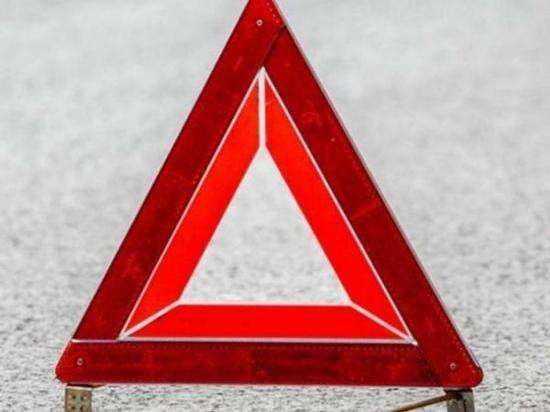 На Дону 33-летний водитель иномарки пострадал в ДТП с КамАЗом