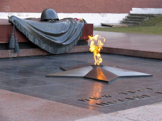 Астраханские школьники отдали нацистский салют у Вечного огня