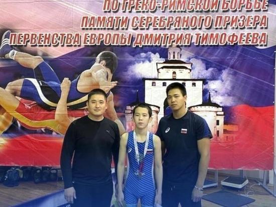 Борец из Калмыкии взял серебряную медаль всероссийских соревнований