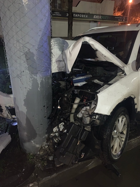 В центре Воронежа пьяная автолюбительница впечаталась в столб