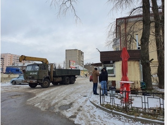 Ларек с овощами и красно-зеленое нечто демонтируют в Смоленске на улице Попова