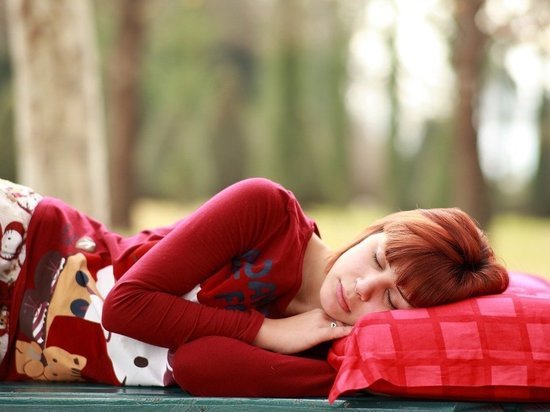 Эксперт назвал самые вредные позы для сна