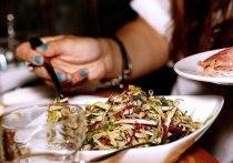 Диетолог Елена Соломатина поделилась секретами сохранения свежести салатов с новогоднего стола