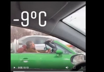 Москвич, прокатившийся по заснеженным улицам на кабриолете, попал на видео
