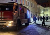 Пожарным удалось потушить пожар в производственном здании на улице Трефолева спустя шесть часов, сообщили в пресс-службе регионального отделения МЧС по Петербургу