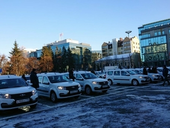 Поликлиникам Казани Минниханов вручил ключи от машин