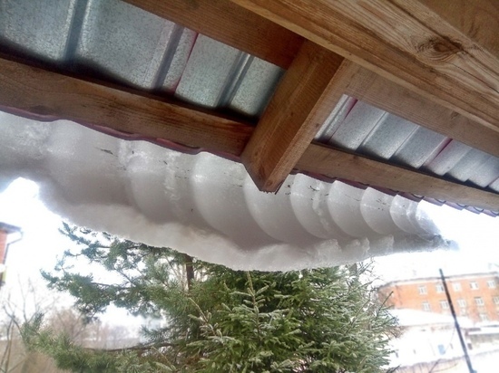 В смоленском МЧС предупредили об опасности схода снега с крыш домов