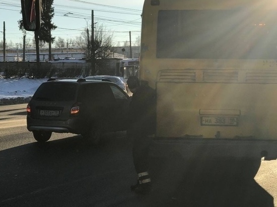 Троллейбусы в Ижевске не ходили из-за столкновения автобуса и легковушки